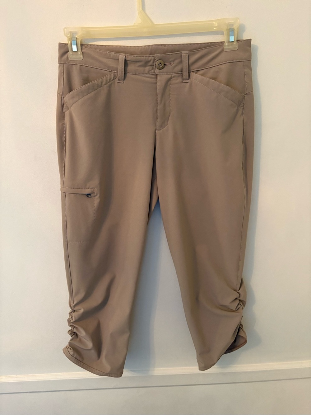 The Eddie Bauer Women's Cropped Tech Capri Pants in Beige Sz 4